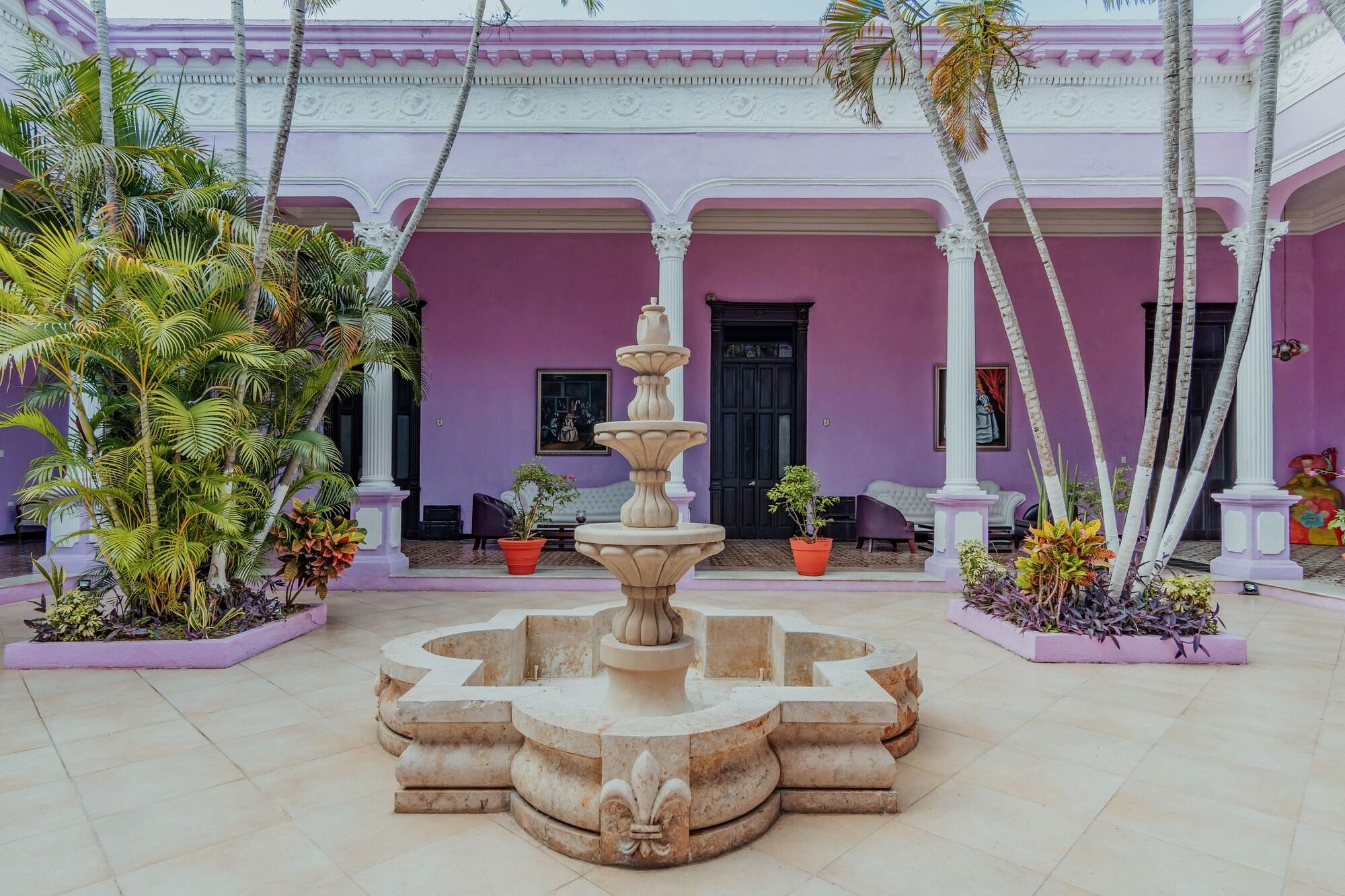 Hotel Lavanda Cas Mérida Εξωτερικό φωτογραφία Fountain in the courtyard of the house